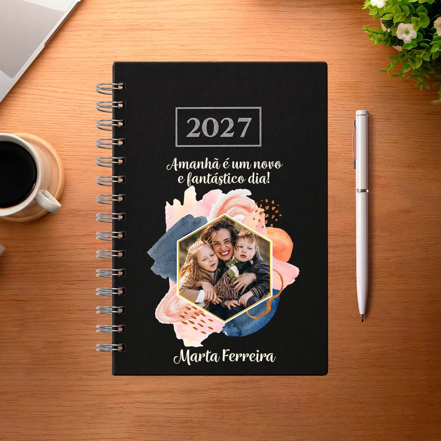 Agenda diária 2027 de argolas personalizada com frase, fotografia e nome. Capa PU acolchoado, formato A5.