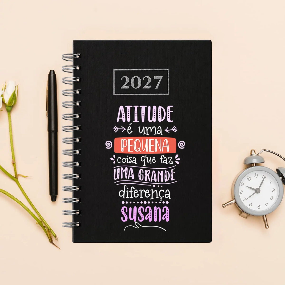 Agenda diária 2027 de argolas personalizada com nome. Capa PU acolchoado, formato A5.