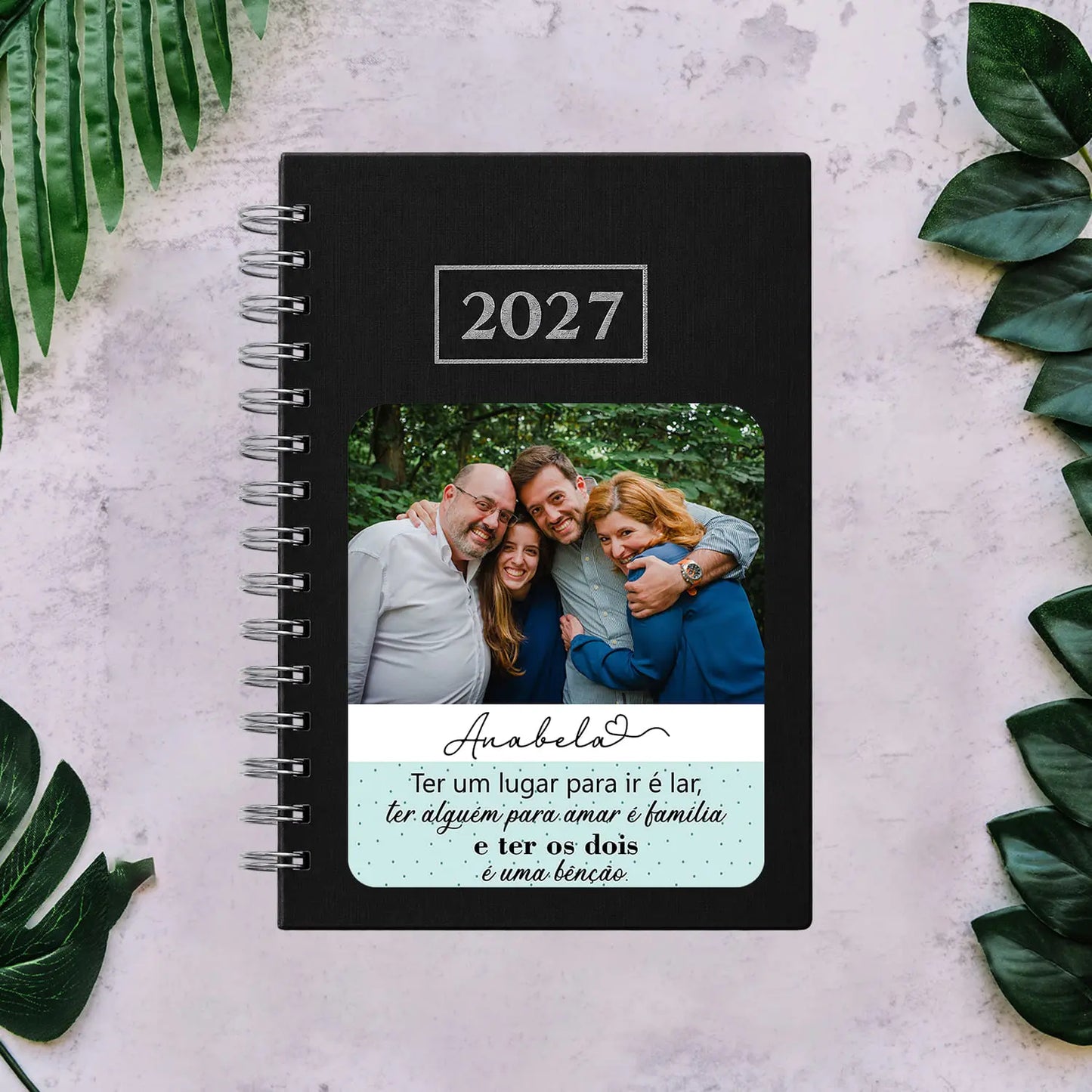 Agenda diária 2027 de argolas personalizada com fotografia, nome e frase. Capa PU acolchoado, formato A5.
