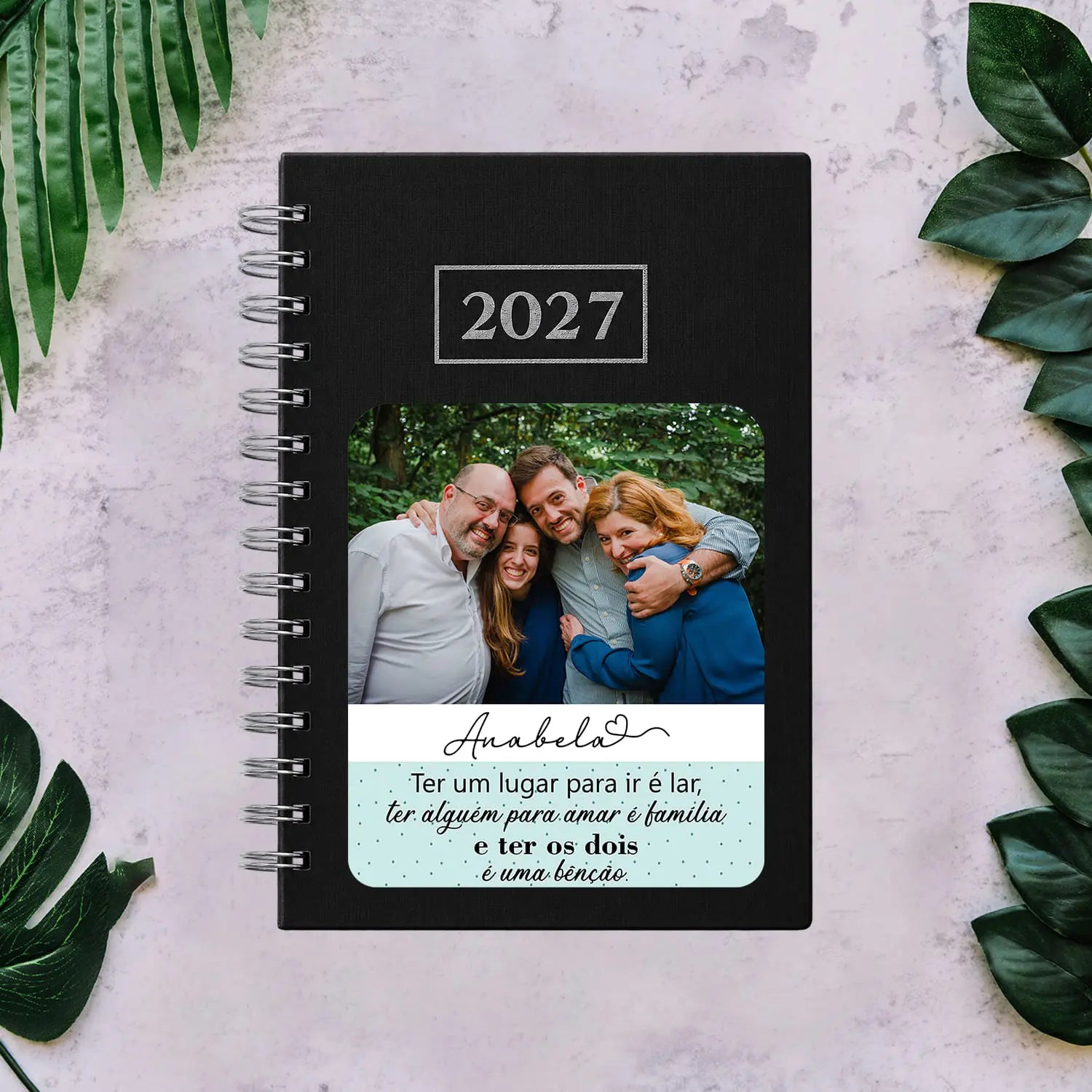 Agenda diária 2027 de argolas personalizada com fotografia, nome e frase. Capa PU acolchoado, formato A5.