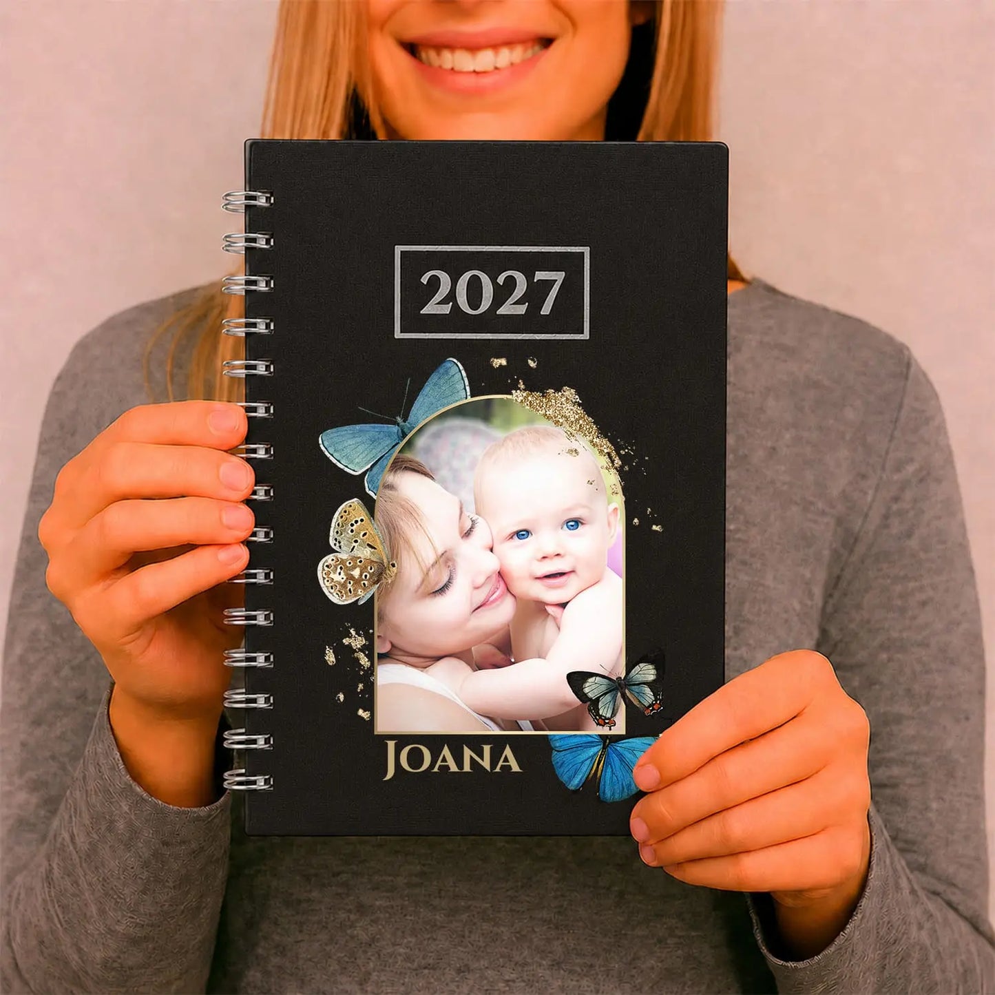Agenda diária 2027 de argolas personalizada com fotografia e nome. Capa PU acolchoado, formato A5.