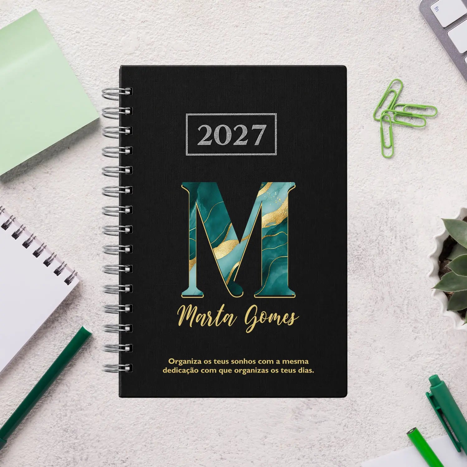 Agenda diária 2027 de argolas personalizada com nome e frase. Capa PU acolchoado, formato A5.