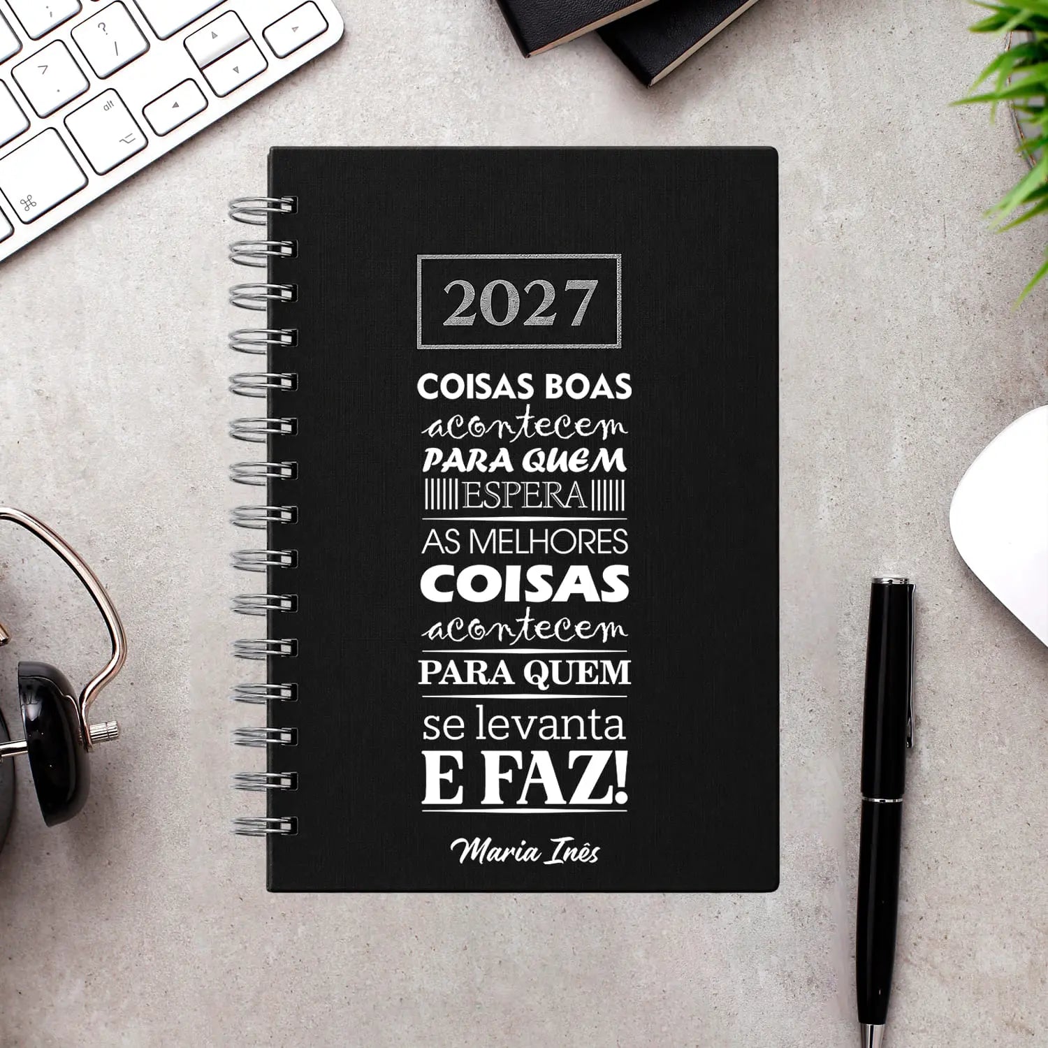 Agenda diária 2027 de argolas personalizada com nome. Capa PU acolchoado, formato A5.
