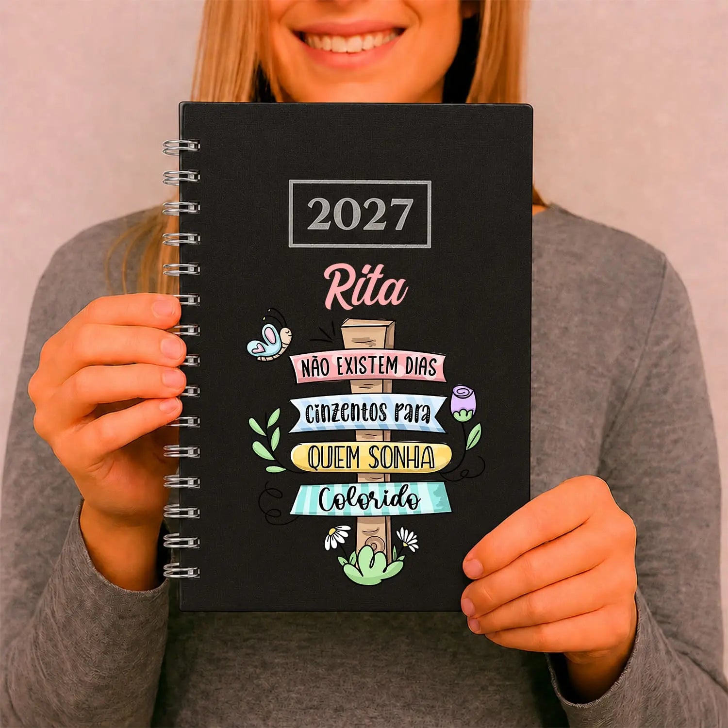 Agenda diária 2027 de argolas personalizada com nome. Capa PU acolchoado, formato A5.