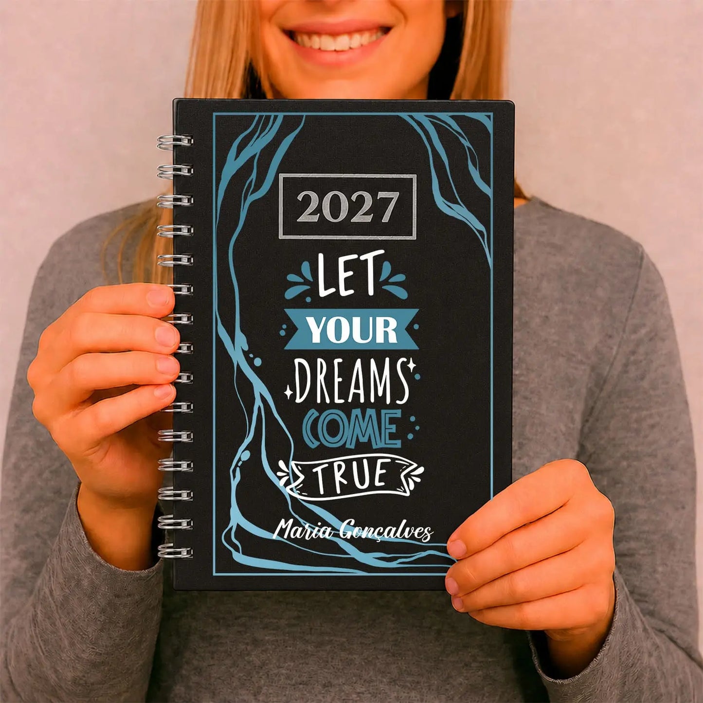Agenda diária 2027 de argolas personalizada com nome. Capa PU acolchoado, formato A5.
