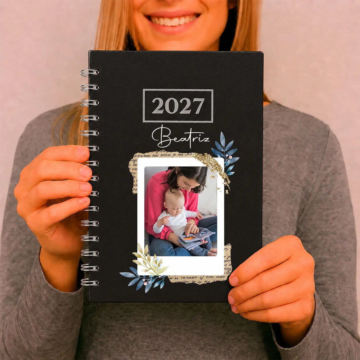 Agenda diária 2027 de argolas personalizada com nome e fotografia. Capa PU acolchoado, formato A5.