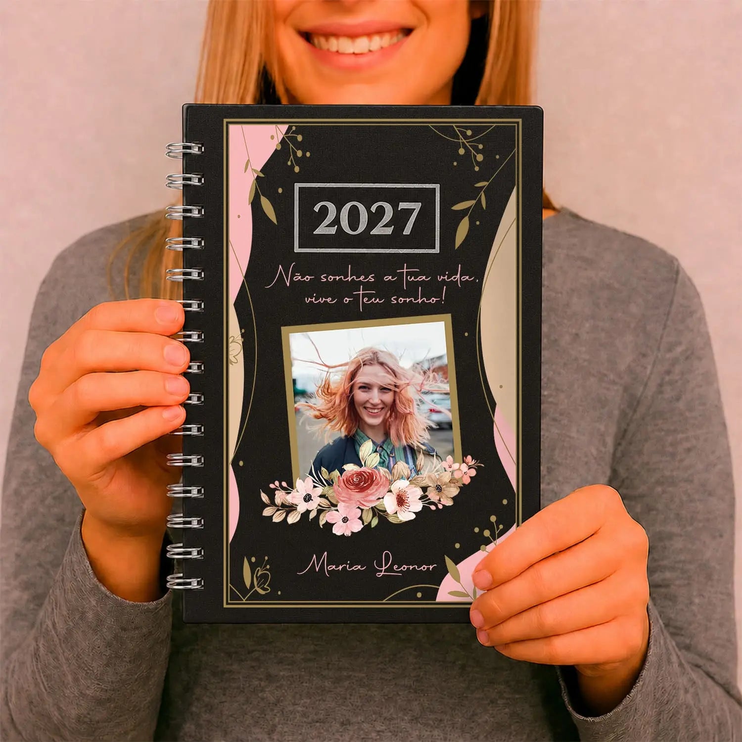 Agenda diária 2027 de argolas personalizada com frase, fotografia e nome. Capa PU acolchoado, formato A5.