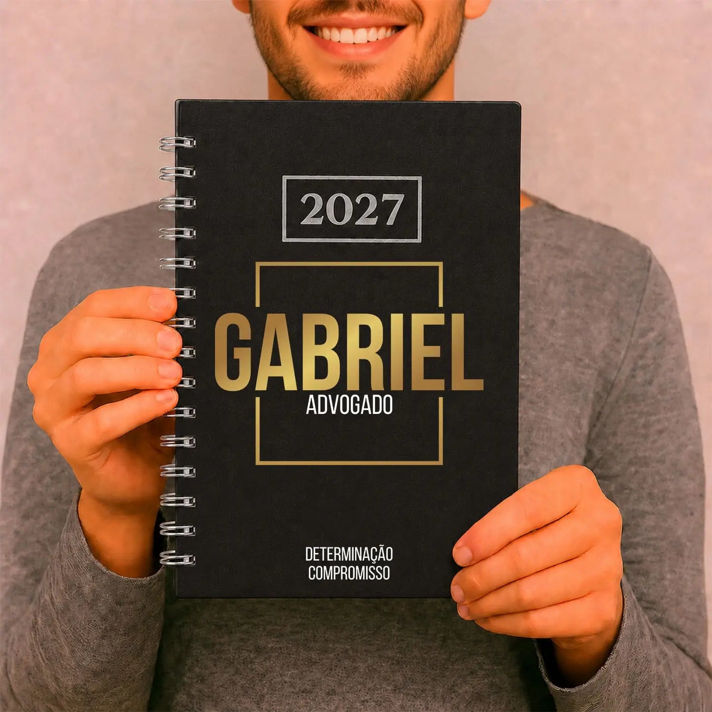 Agenda diária 2027 de argolas personalizada com nome e profissão. Capa PU acolchoado, formato A5.