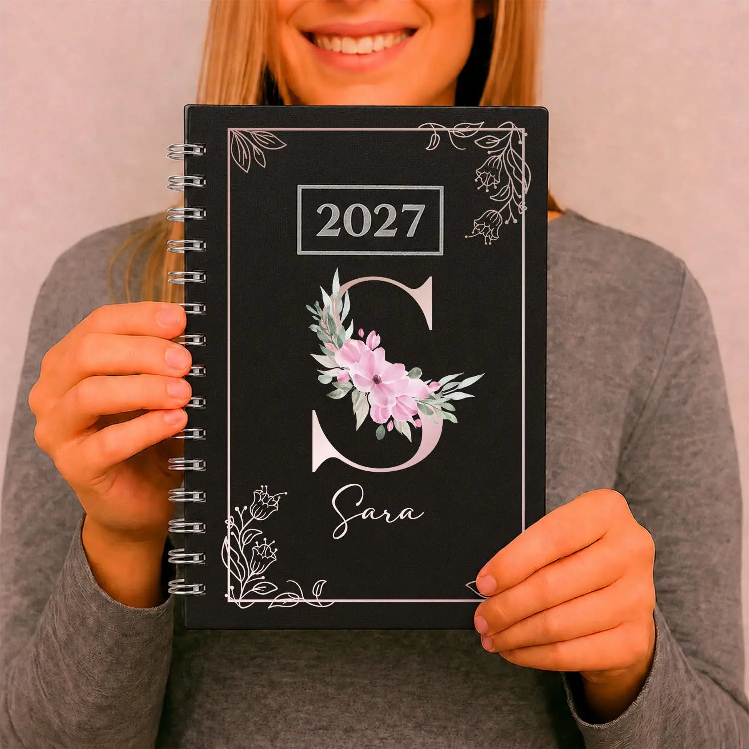 Agenda diária 2027 de argolas personalizada com nome. Capa PU acolchoado, formato A5.