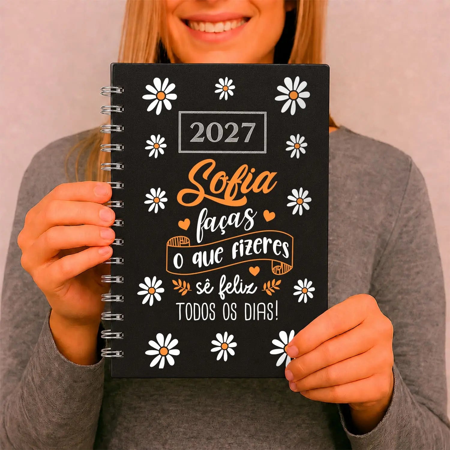 Agenda diária 2027 de argolas personalizada com nome. Capa PU acolchoado, formato A5.