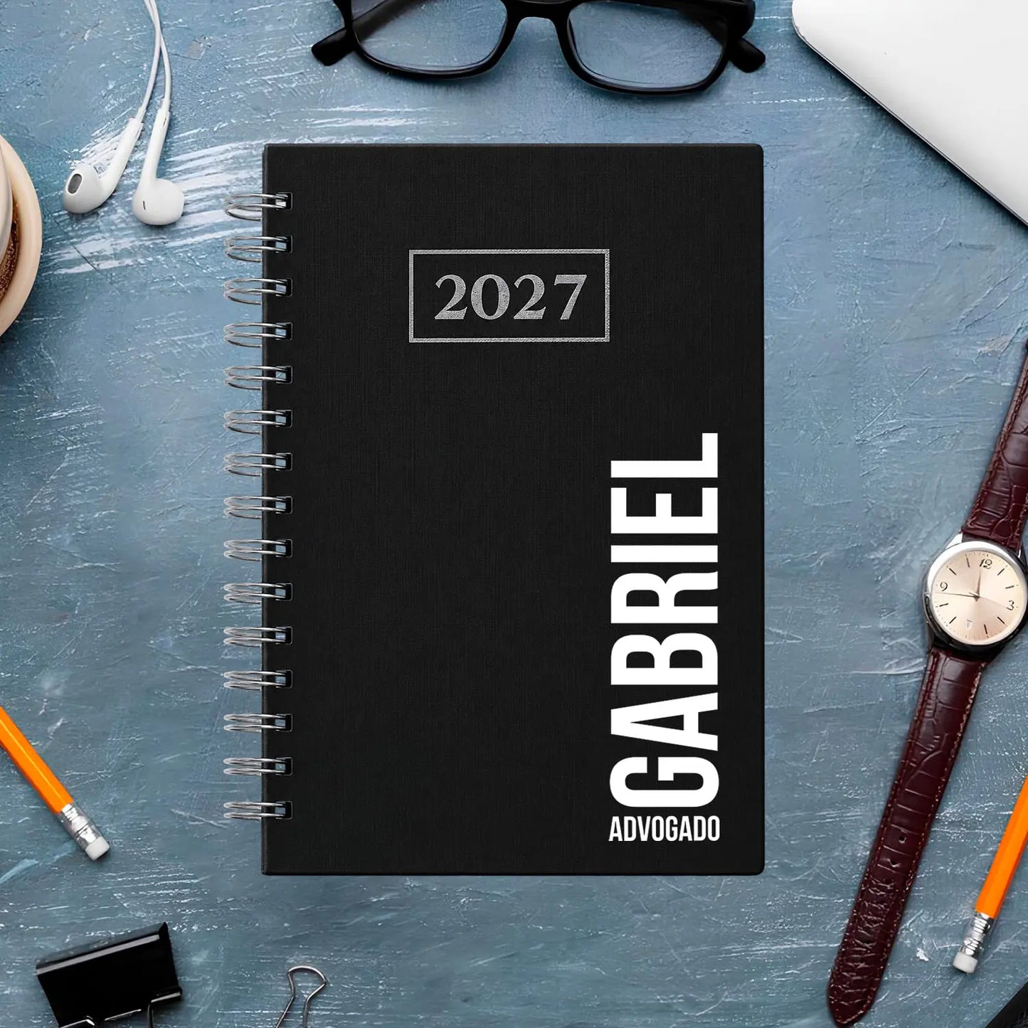 Agenda diária 2027 de argolas personalizada com nome e profissão. Capa PU acolchoado, formato A5.