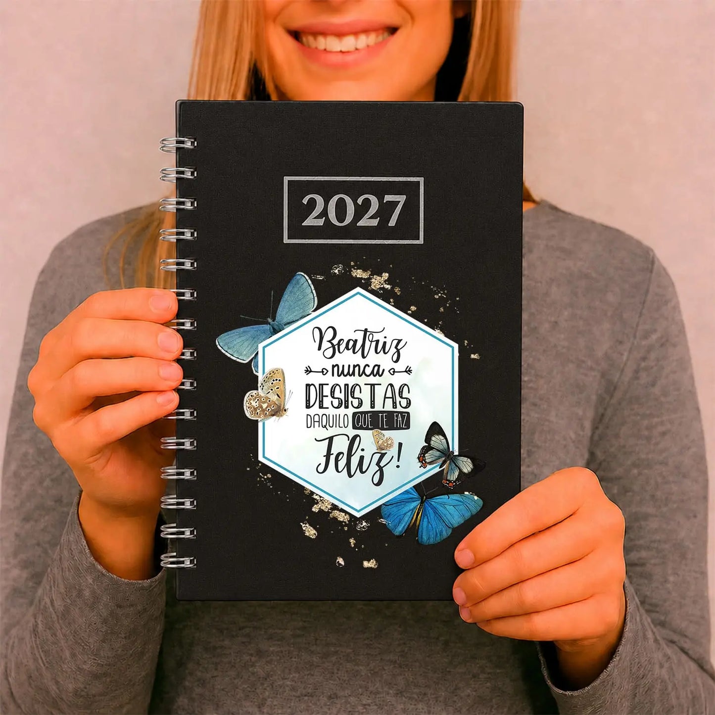 Agenda diária 2027 de argolas personalizada com nome. Capa PU acolchoado, formato A5.