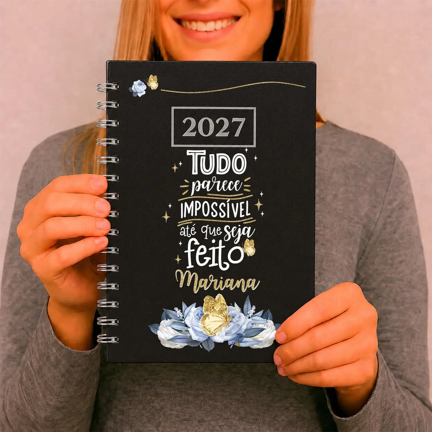 Agenda diária 2027 de argolas personalizada com nome. Capa PU acolchoado, formato A5.