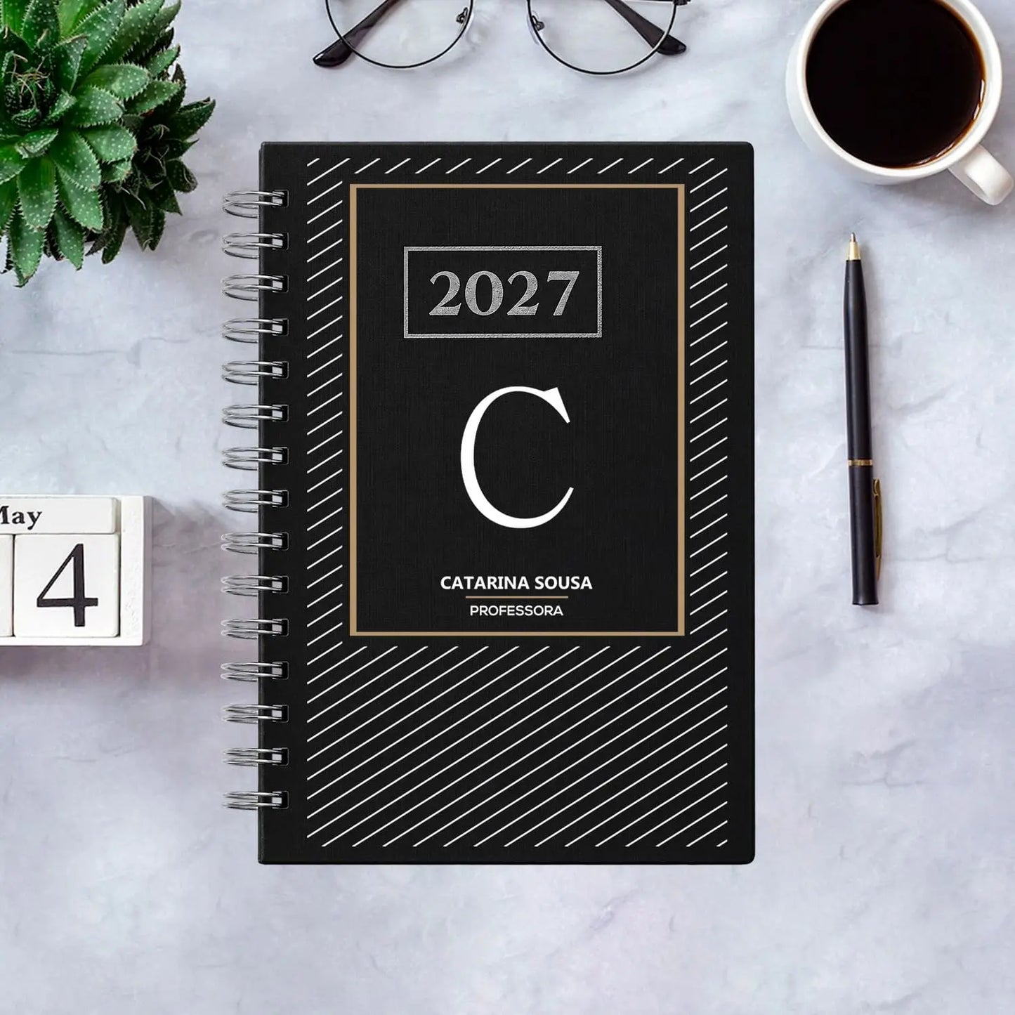 Agenda diária 2027 de argolas personalizada com nome e profissão. Capa PU acolchoado, formato A5.