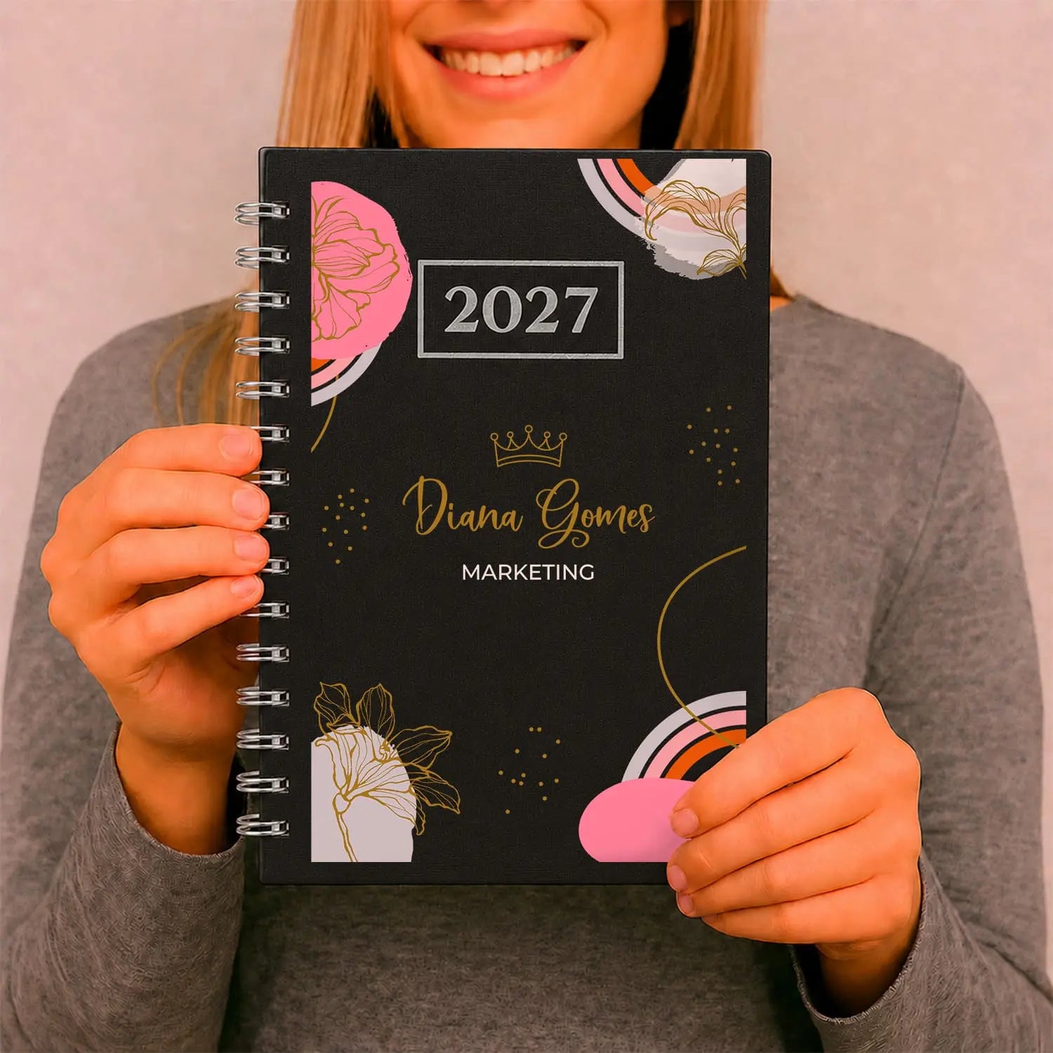 Agenda diária 2027 de argolas personalizada com nome e profissão. Capa PU acolchoado, formato A5.