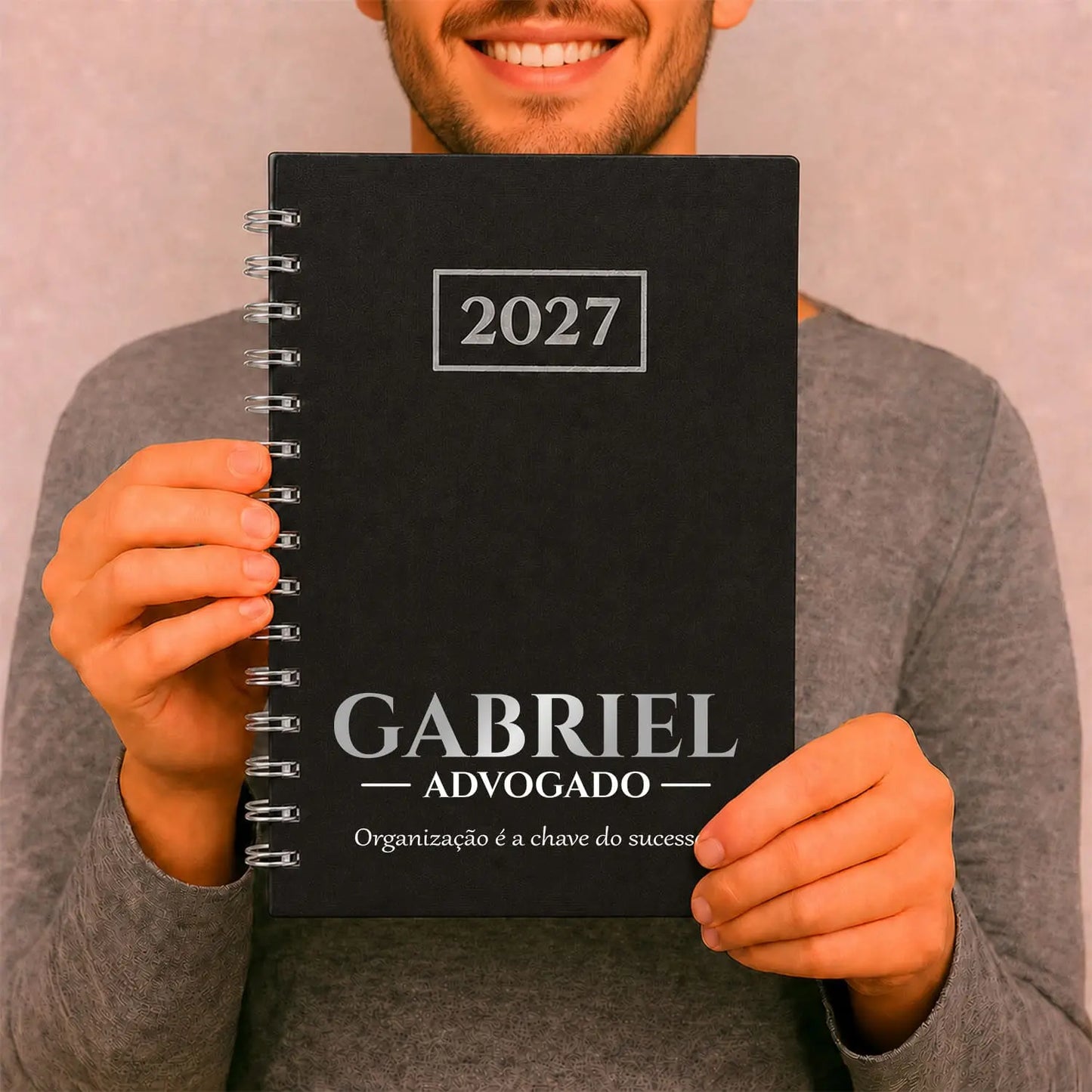 Agenda diária 2027 de argolas personalizada com nome, profissão e frase. Capa PU acolchoado, formato A5.