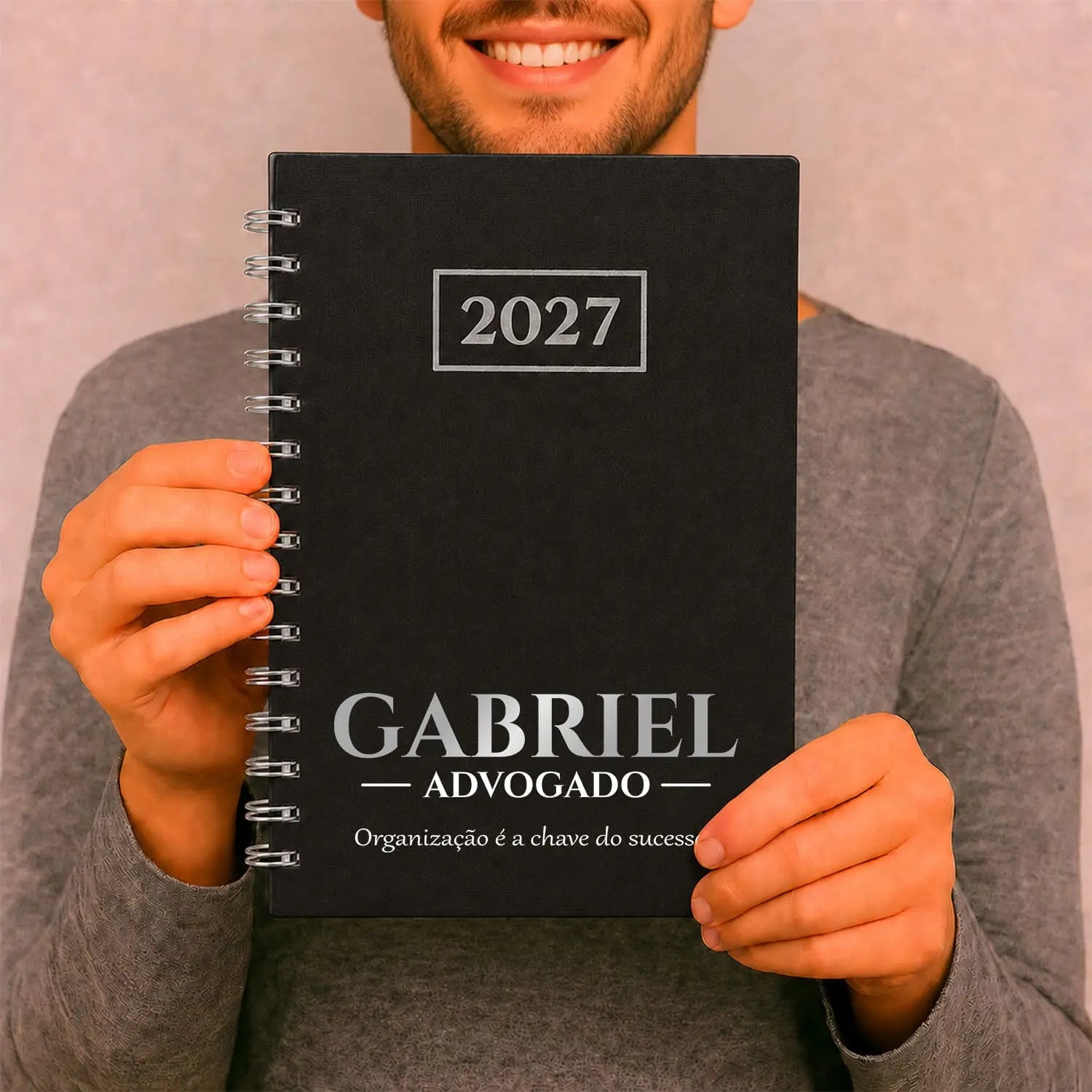 Agenda diária 2027 de argolas personalizada com nome, profissão e frase. Capa PU acolchoado, formato A5.