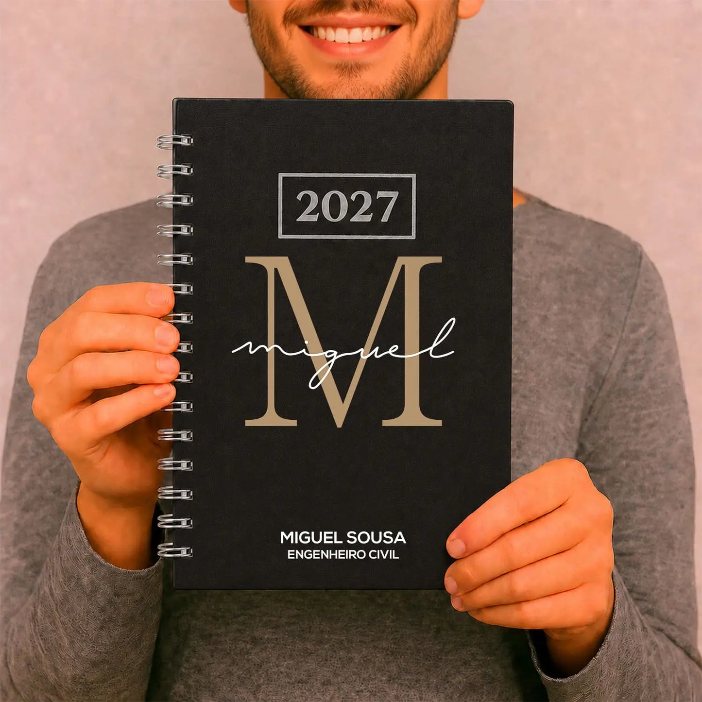 Agenda diária 2027 de argolas personalizada com nome e profissão. Capa PU acolchoado, formato A5.