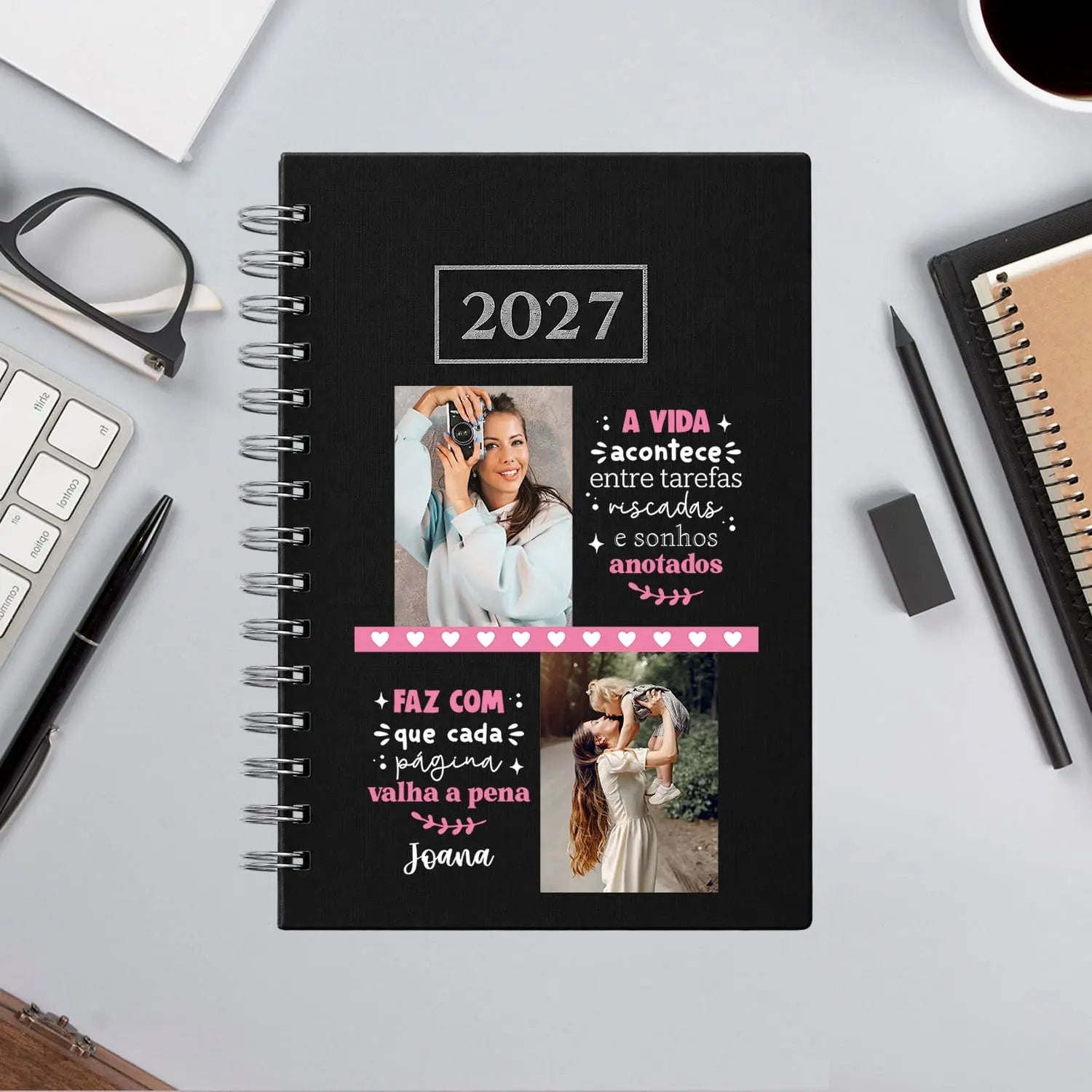 Agenda diária 2027 de argolas personalizada com nome e fotografias. Capa PU acolchoado, formato A5.