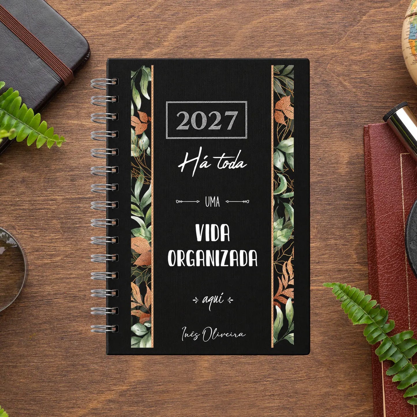 Agenda diária 2027 de argolas personalizada com nome. Capa PU acolchoado, formato A5.