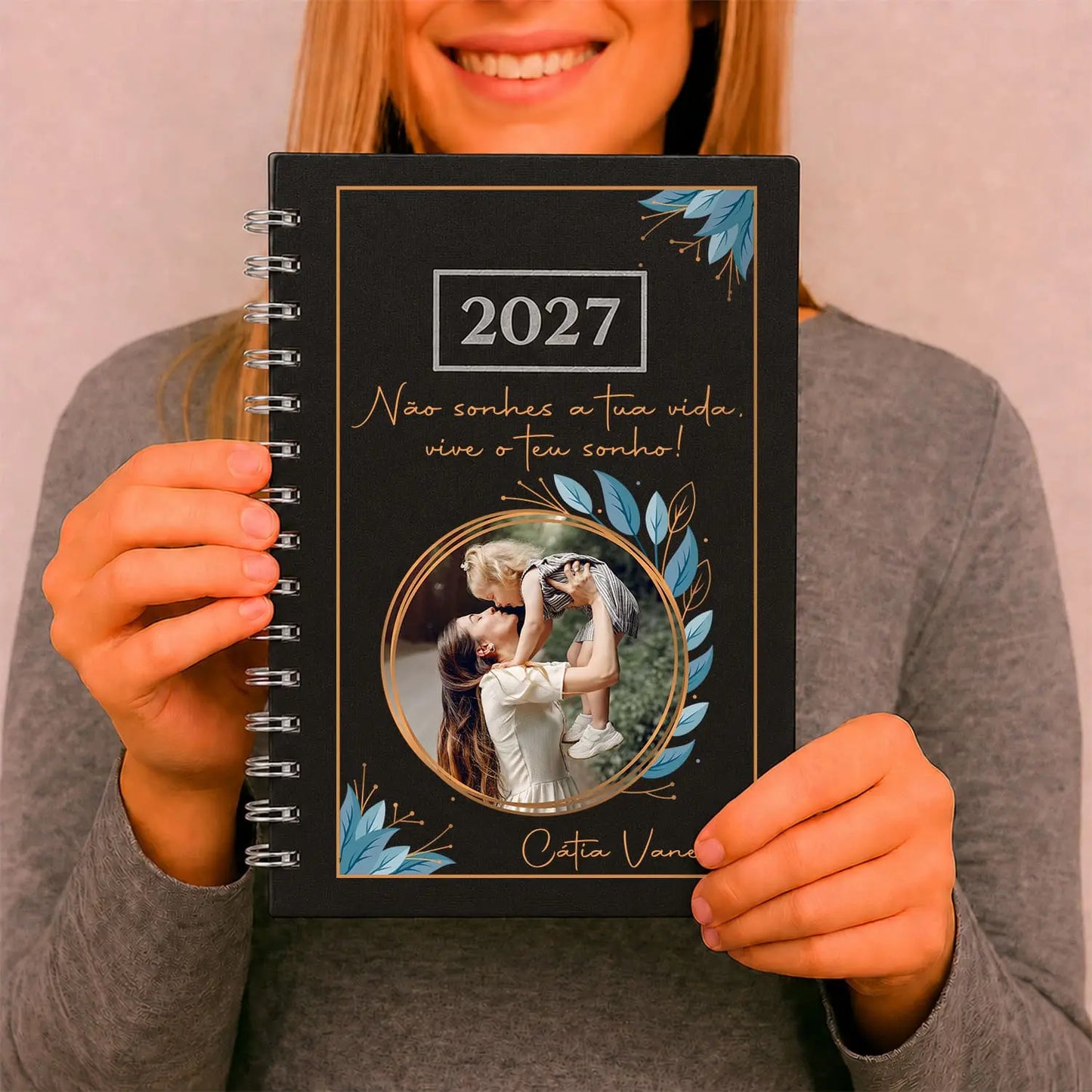 Agenda diária 2027 de argolas personalizada com frase, fotografia e nome. Capa PU acolchoado, formato A5.