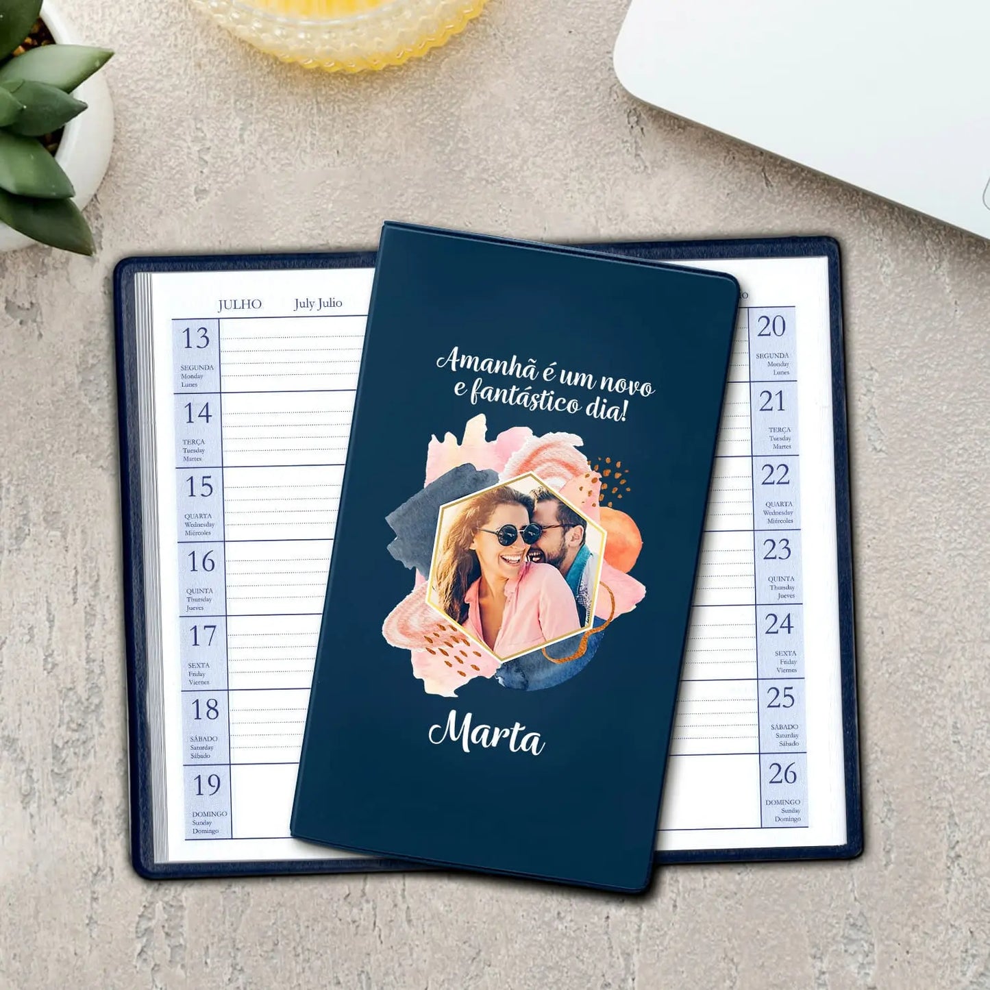 Agenda de bolso 2027 personalizada com frase, fotografia e nome. Capa em PVC, formato A6.