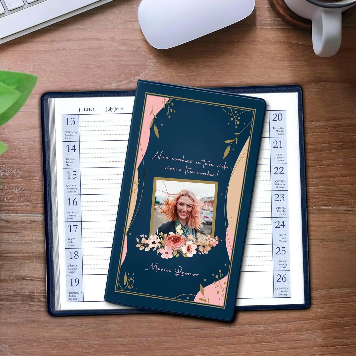 Agenda de bolso 2027 personalizada com frase, fotografia e nome. Capa em PVC, formato A6.