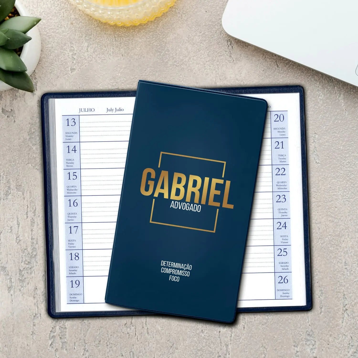 Agenda de bolso 2027 personalizada com nome e profissão. Capa em PVC, formato A6.