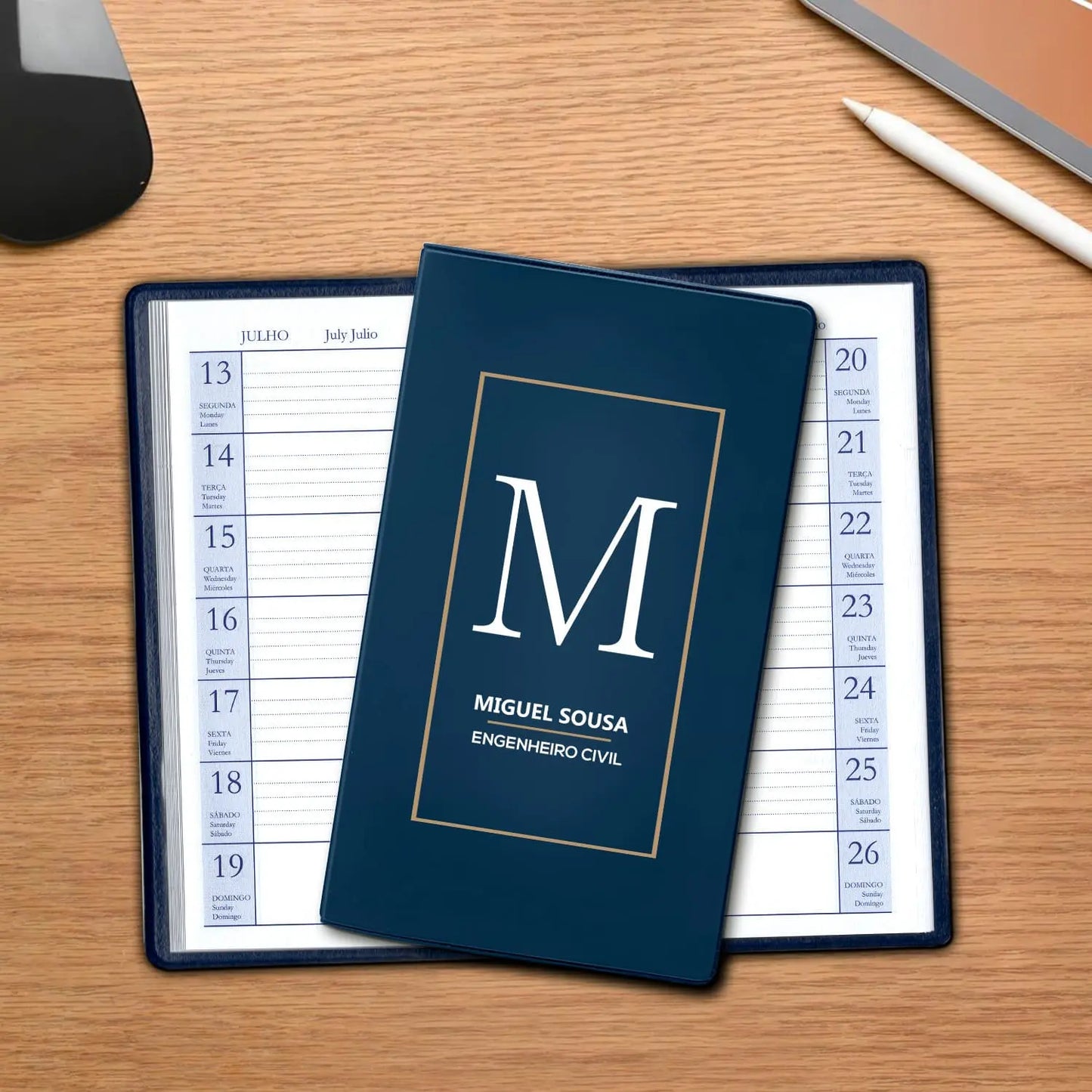 Agenda de bolso 2027 personalizada com nome e profissão. Capa em PVC, formato A6.