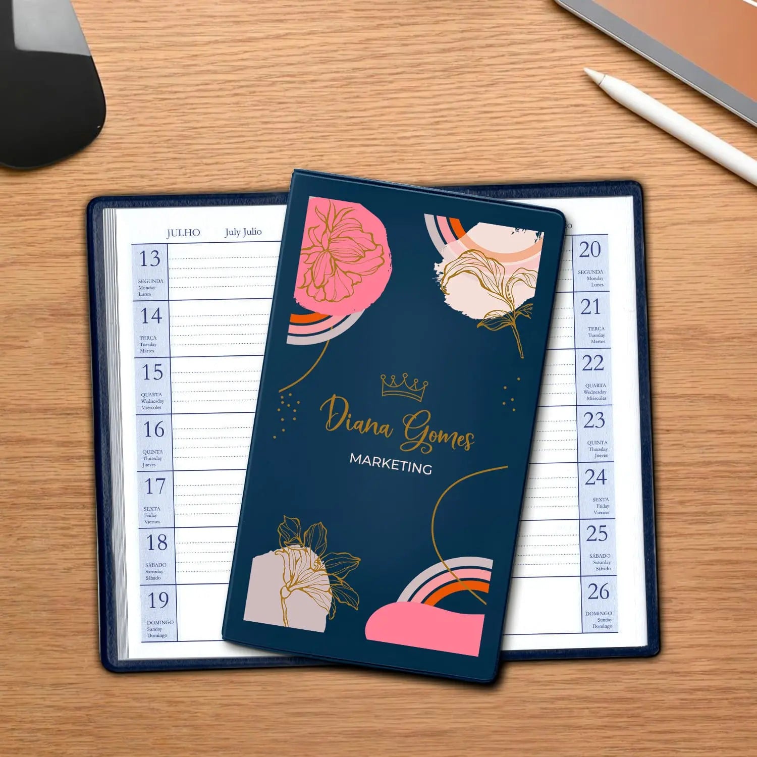 Agenda de bolso 2027 personalizada com nome e profissão. Capa em PVC, formato A6.