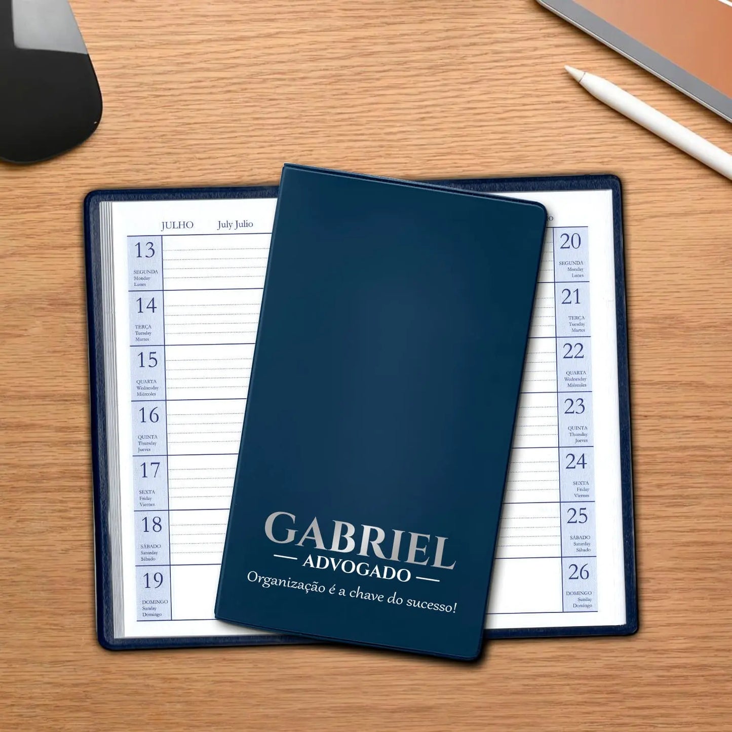 Agenda de bolso 2027 personalizada com nome, profissão e frase. Capa em PVC, formato A6.