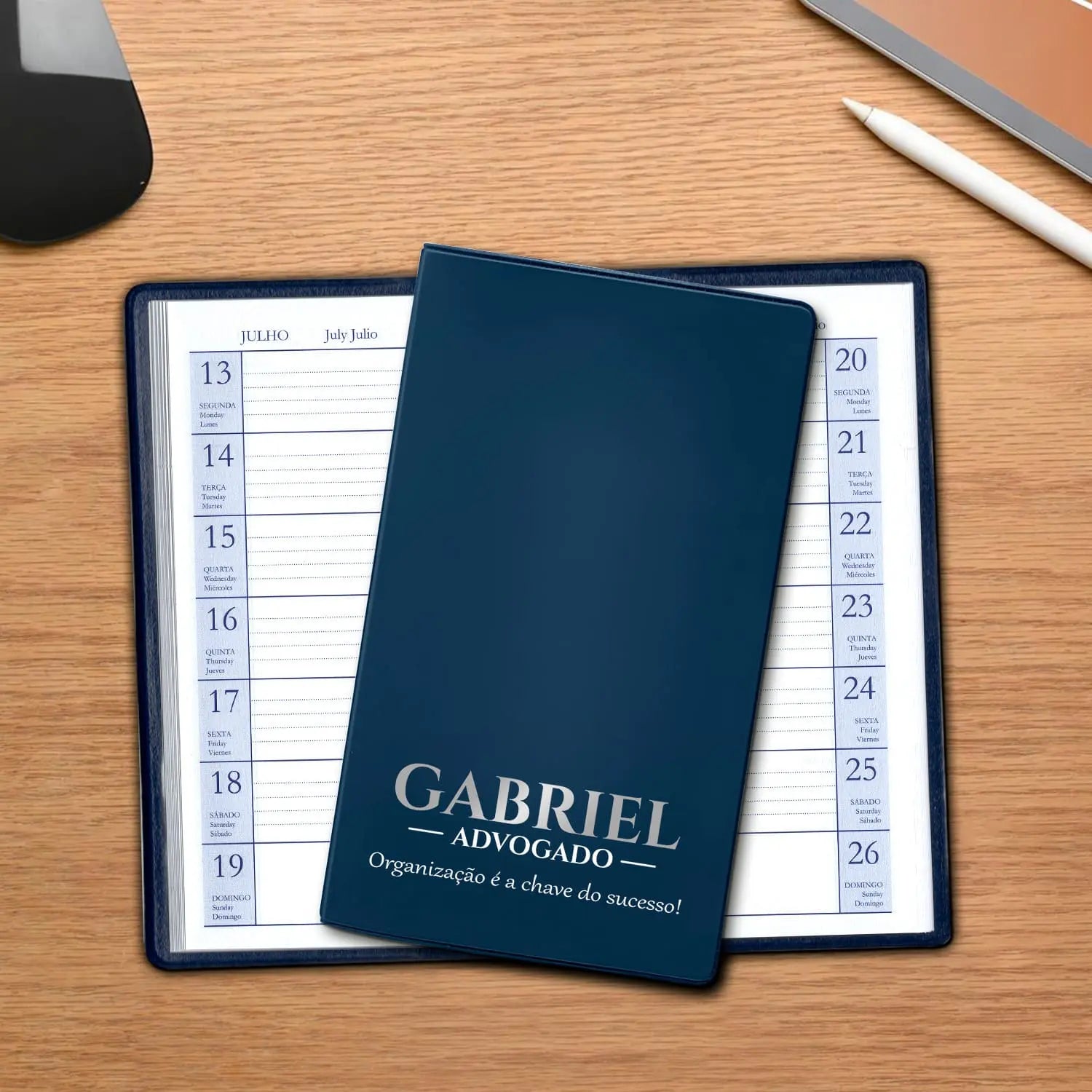 Agenda de bolso 2027 personalizada com nome, profissão e frase. Capa em PVC, formato A6.