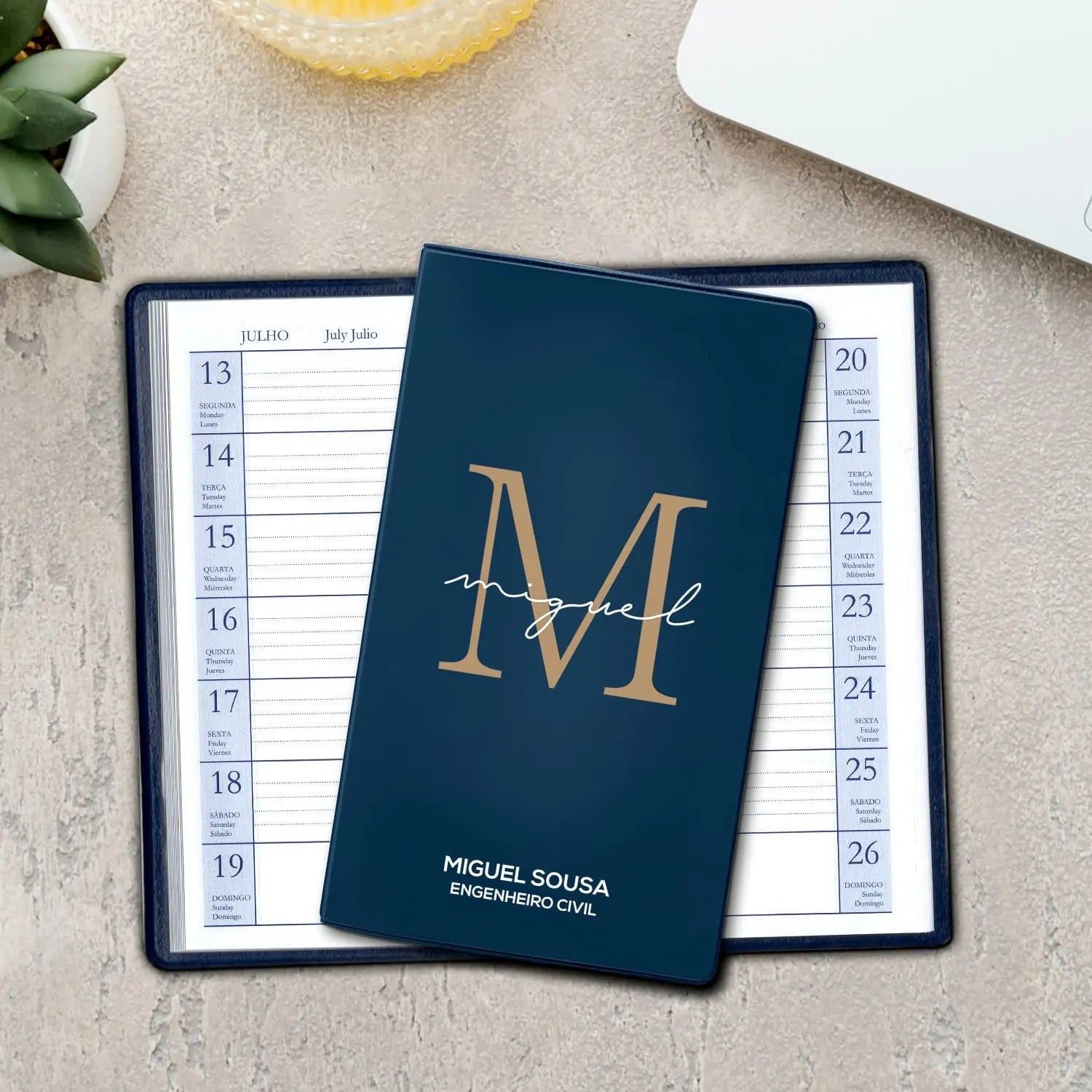 Agenda de bolso 2027 personalizada com nome e profissão. Capa em PVC, formato A6.
