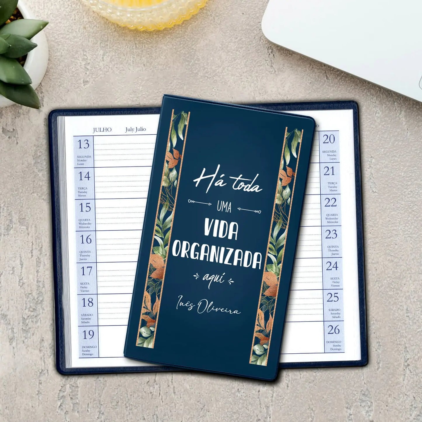Agenda de bolso 2027 personalizada com nome. Capa em PVC, formato A6.