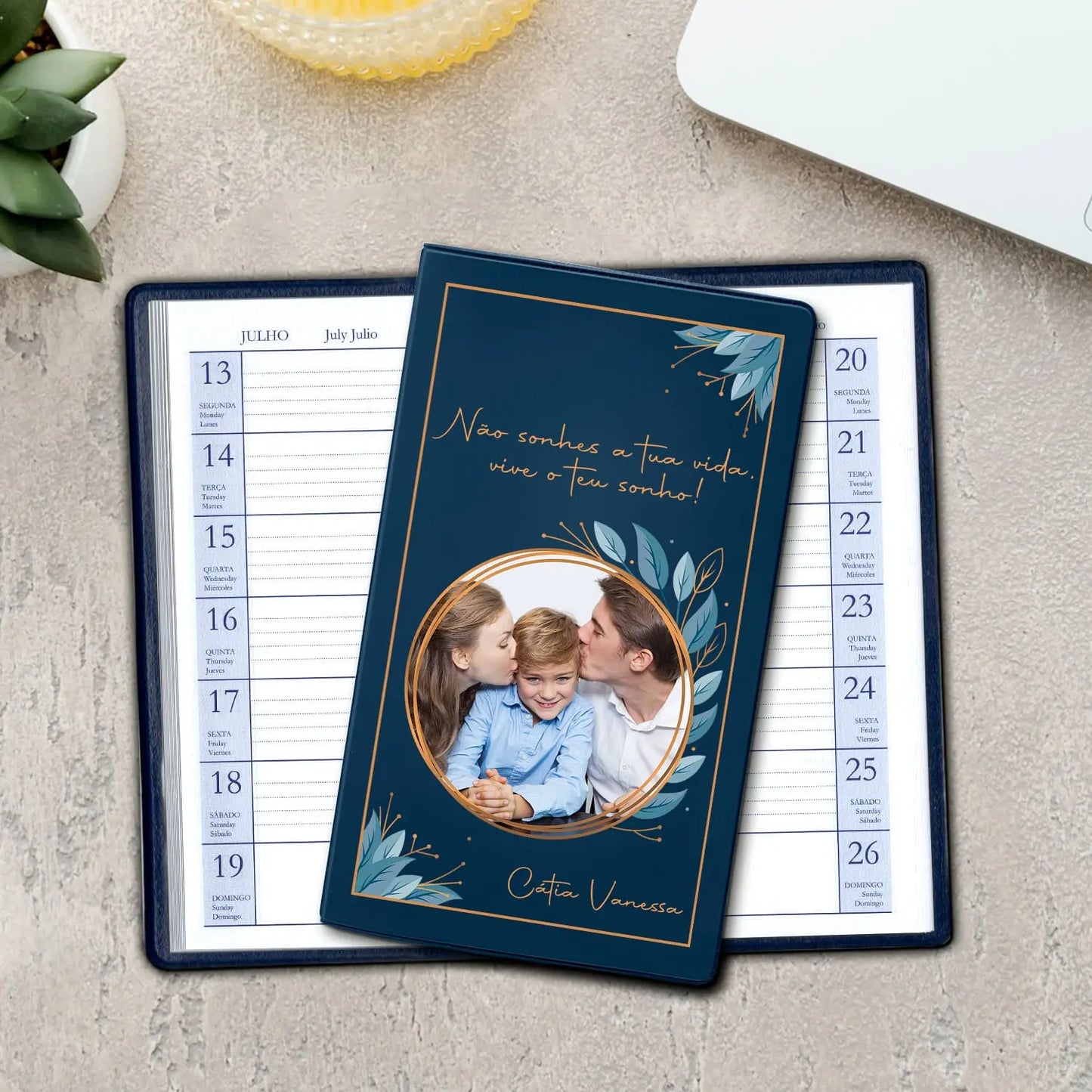 Agenda de bolso 2027 personalizada com frase, fotografia e nome. Capa em PVC, formato A6.