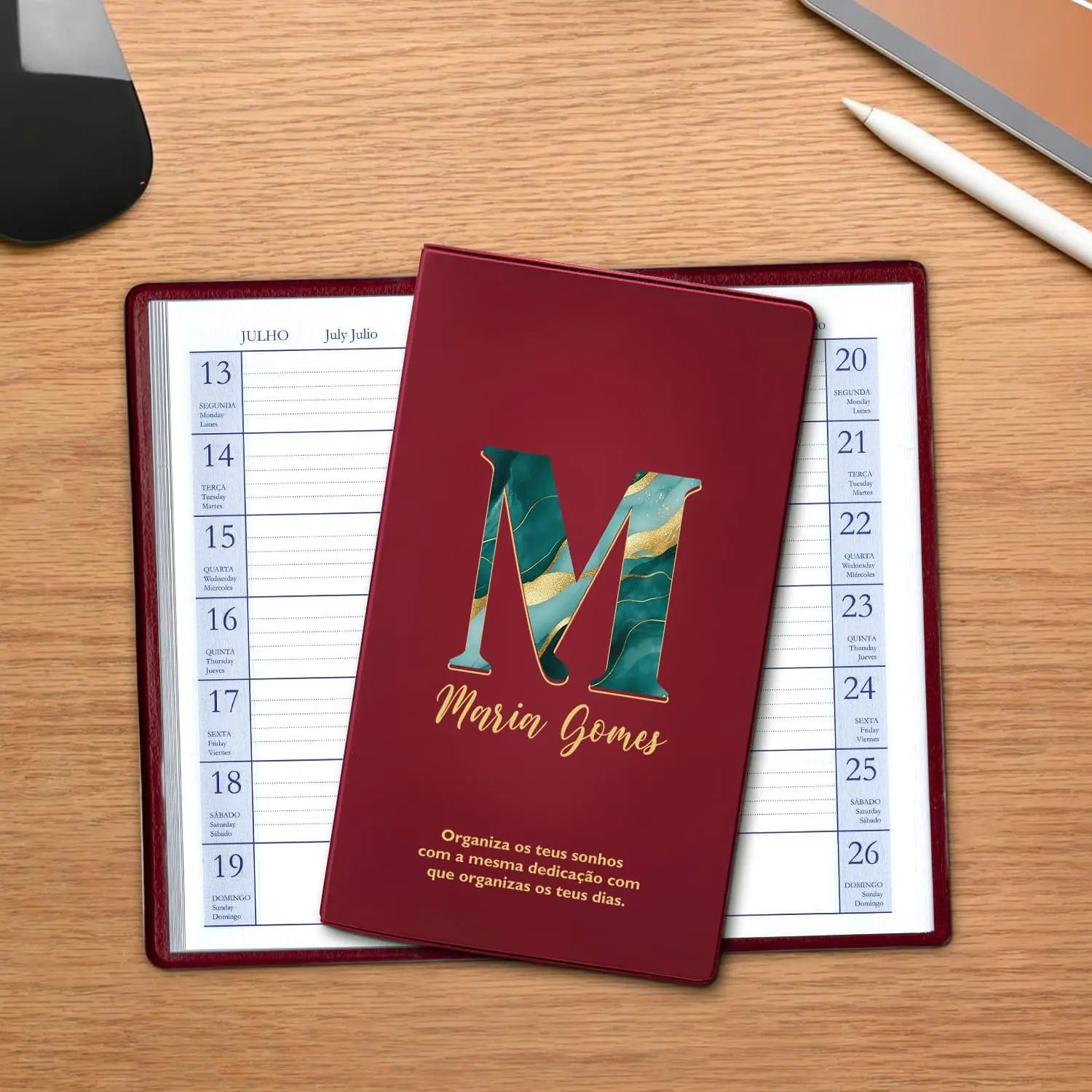 Agenda de bolso 2027 personalizada com nome e frase. Capa em PVC, formato A6.