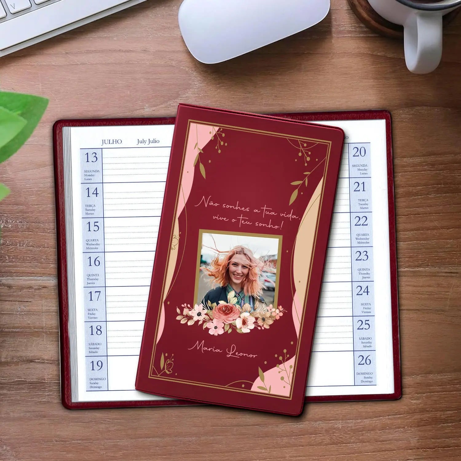 Agenda de bolso 2027 personalizada com frase, fotografia e nome. Capa em PVC, formato A6.