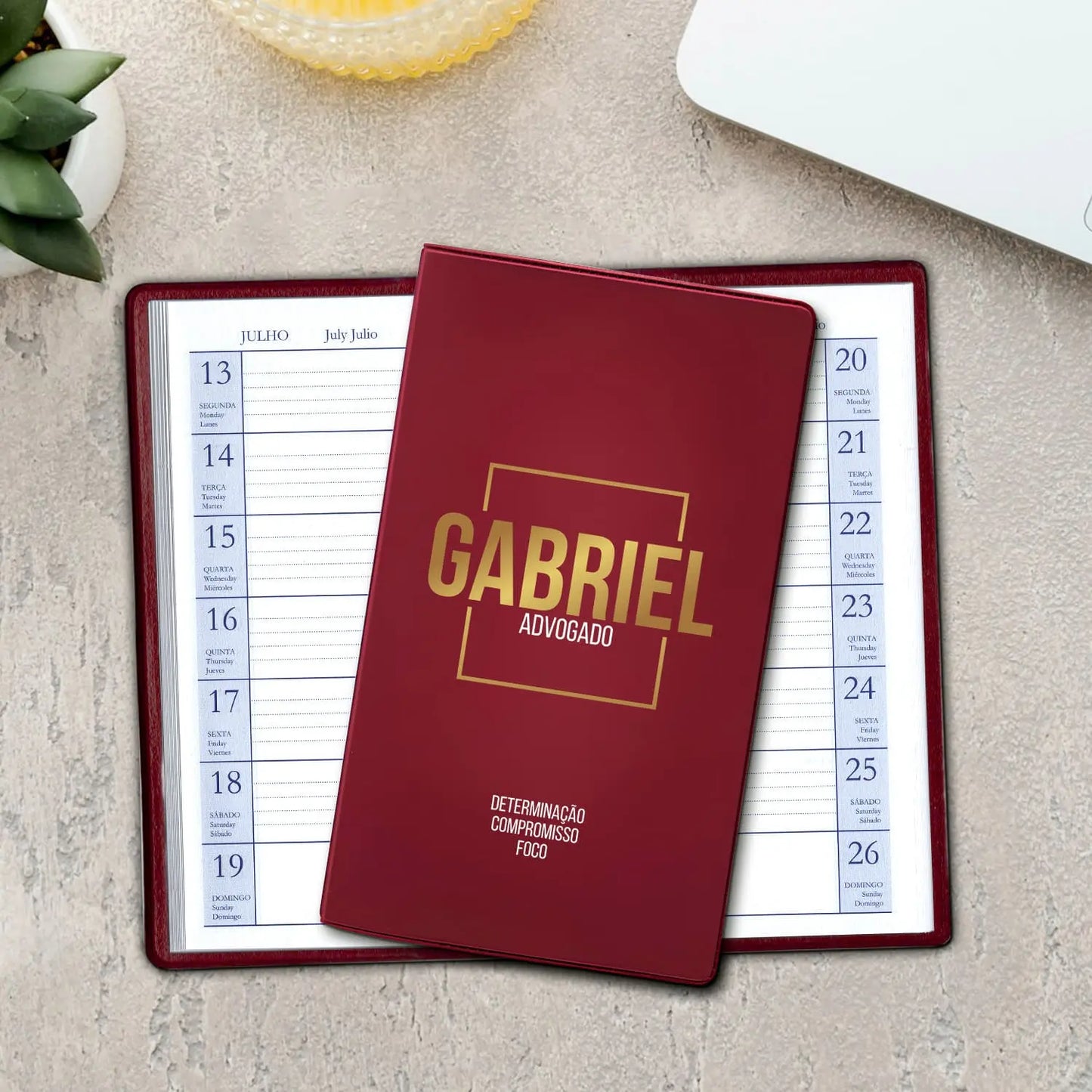 Agenda de bolso 2027 personalizada com nome e profissão. Capa em PVC, formato A6.