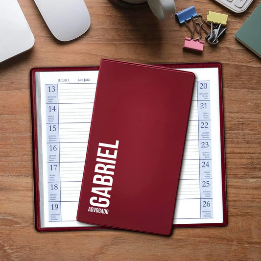 Agenda de bolso 2027 personalizada com nome e profissão. Capa em PVC, formato A6.
