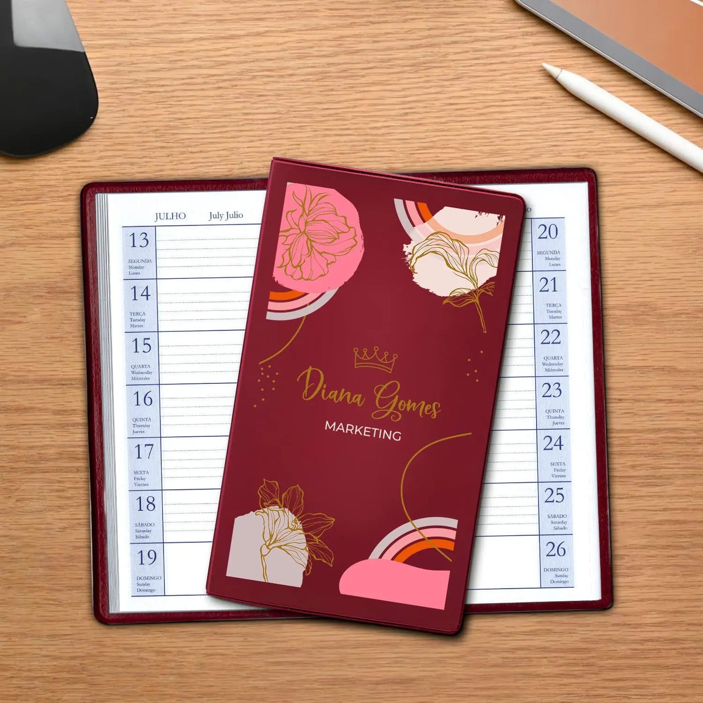 Agenda de bolso 2027 personalizada com nome e profissão. Capa em PVC, formato A6.