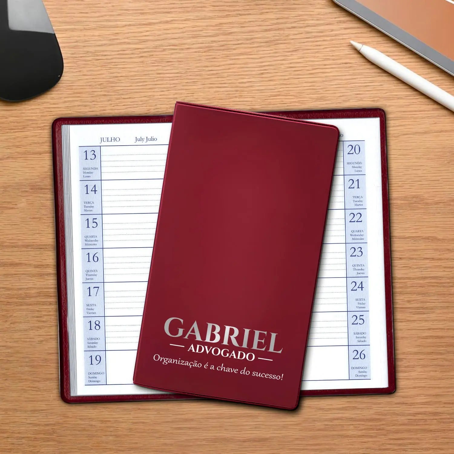 Agenda de bolso 2027 personalizada com nome, profissão e frase. Capa em PVC, formato A6.