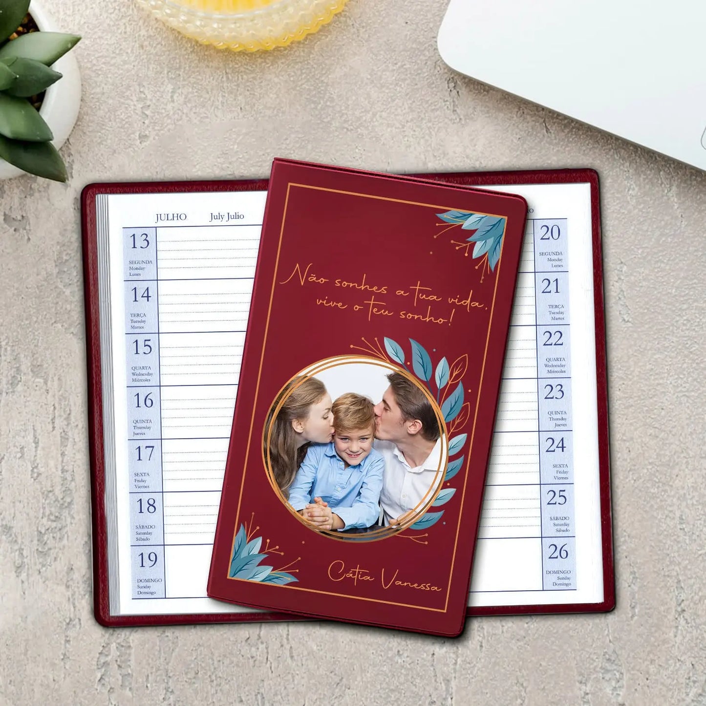 Agenda de bolso 2027 personalizada com frase, fotografia e nome. Capa em PVC, formato A6.