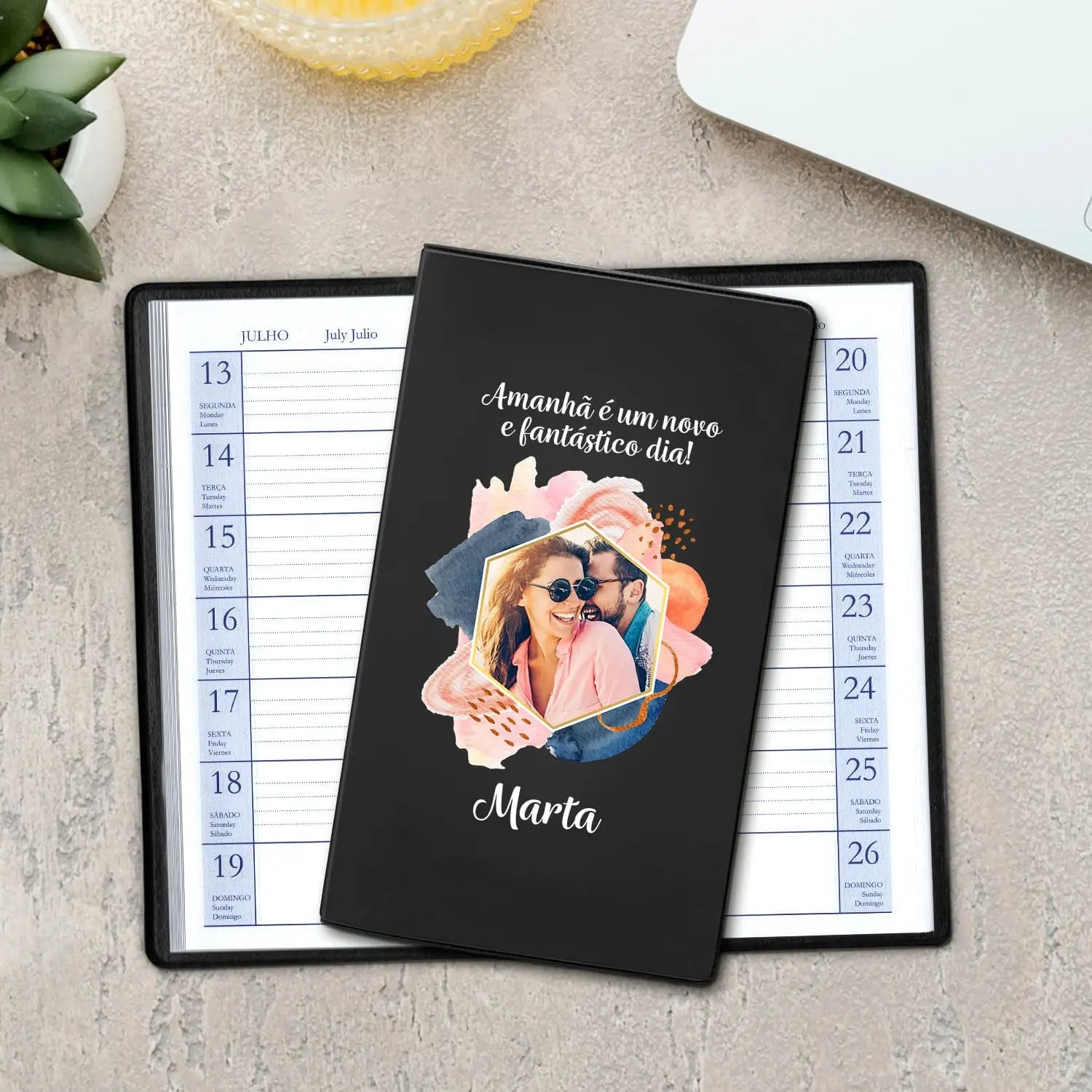 Agenda de bolso 2027 personalizada com frase, fotografia e nome. Capa em PVC, formato A6.