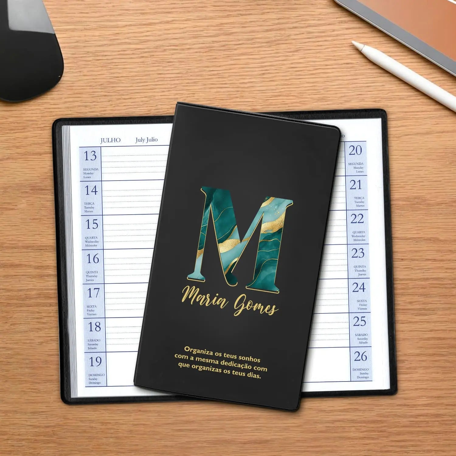 Agenda de bolso 2027 personalizada com nome e frase. Capa em PVC, formato A6.
