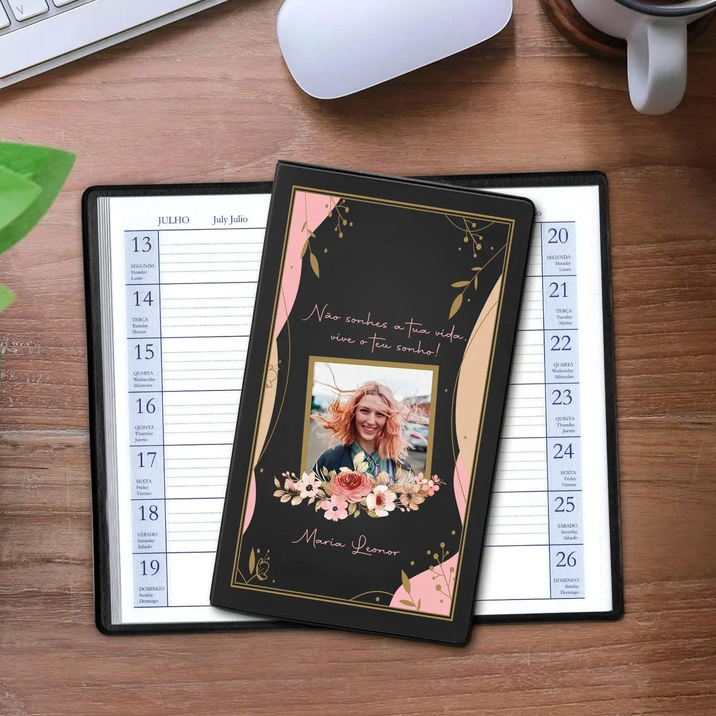 Agenda de bolso 2027 personalizada com frase, fotografia e nome. Capa em PVC, formato A6.