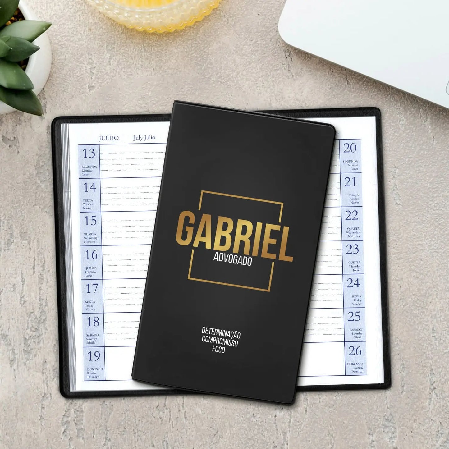 Agenda de bolso 2027 personalizada com nome e profissão. Capa em PVC, formato A6.
