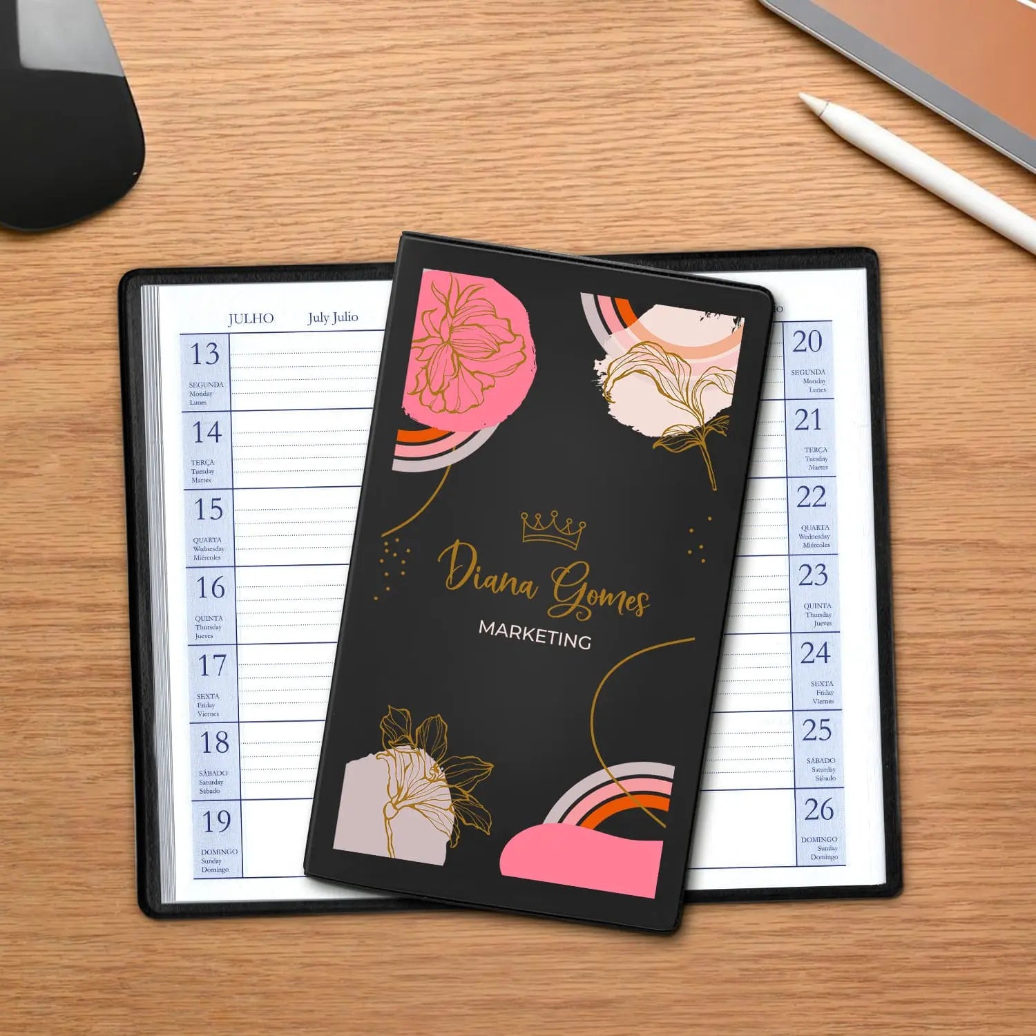 Agenda de bolso 2027 personalizada com nome e profissão. Capa em PVC, formato A6.