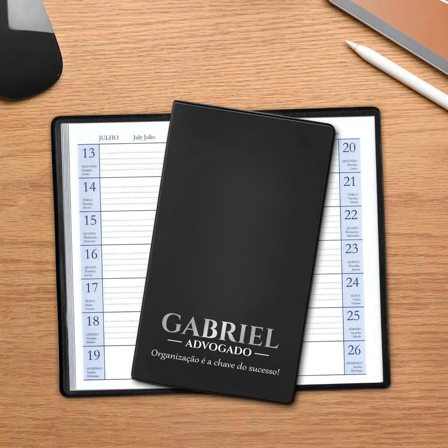 Agenda de bolso 2027 personalizada com nome, profissão e frase. Capa em PVC, formato A6.