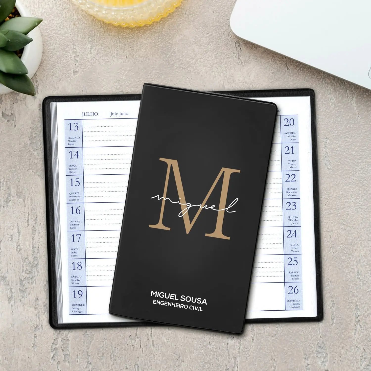 Agenda de bolso 2027 personalizada com nome e profissão. Capa em PVC, formato A6.