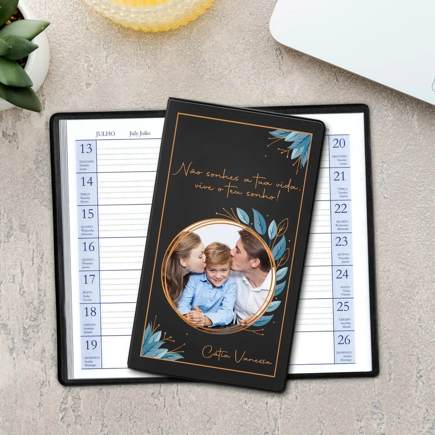 Agenda de bolso 2027 personalizada com frase, fotografia e nome. Capa em PVC, formato A6.